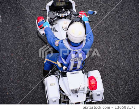 A motorcycle 136598175