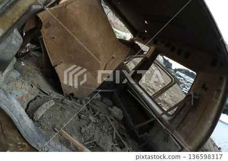 Abandoned car bodies emerge from the bottom of a dam lake for the first time in decades due to a record drought (Lake Tsukui, Kanagawa Prefecture) 136598317