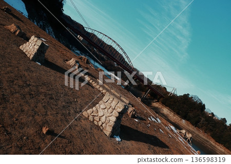 由於遭遇創紀錄的乾旱，位於神奈川縣築井湖的荒川八幡神社幾十年來首次從水庫底部顯露出來。 136598319