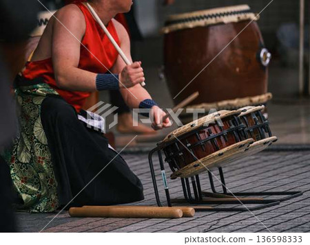 在夜來敲擊日本鼓 在夜來敲擊日本鼓 136598333
