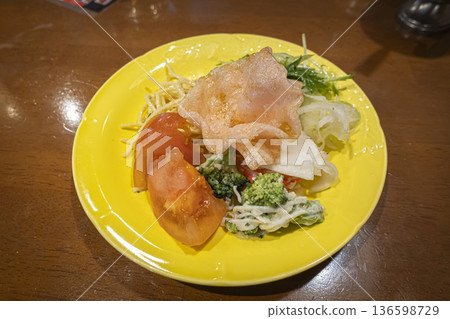 盤子裡的沙拉 盤子裡的沙拉 136598729