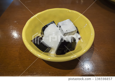 盤子裡的咖啡凍 盤子裡的咖啡凍 136598857
