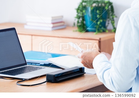 一名男子的手正準備提交他的報稅表 136599092