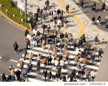 東京一條行人穿越道行人熙攘。 東京一條行人穿越道行人熙攘。 136599213