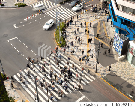 A crosswalk with many pedestrians passing by in Tokyo 136599216