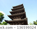 發光在藍天的五層塔 136599324