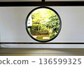 從窗戶看到的春景 136599325