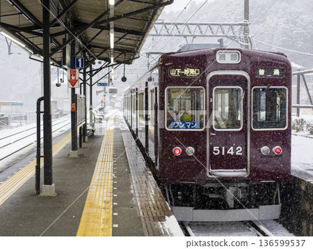 諾斯電氣鐵路的5100系列列車在雪中停靠在一個車站。 136599537