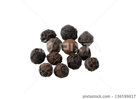 透明背景上的整顆黑胡椒（png） 136599817