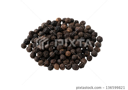透明背景上的整顆黑胡椒（png） 136599821