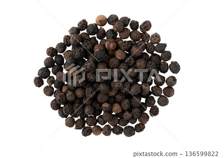 透明背景上的整顆黑胡椒（png） 136599822