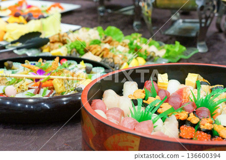 自助餐會上供應看起來十分美味的開胃小菜 136600394