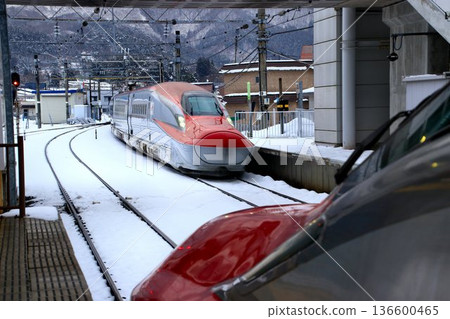 秋田路上的單線「列車轉乘」…田澤湖站的「小町」E6系列列車 秋田路上的單線「列車轉乘」…田澤湖站的「小町」E6系列列車 136600465