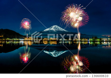 河口湖冬季煙火：富士山倒映在湖面上，煙火綻放 136600610