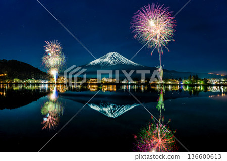 河口湖冬季煙火:富士山倒映在湖面上,煙火綻放 河口湖冬季煙火:富士山倒映在湖面上,煙火綻放 136600613