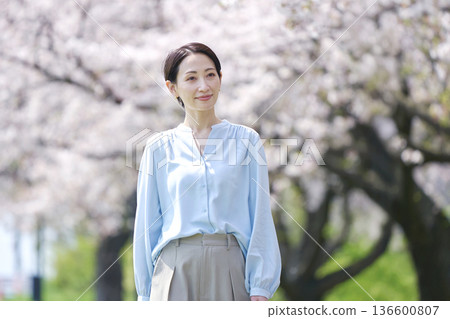 與盛開的櫻花一起散步的女人 136600807