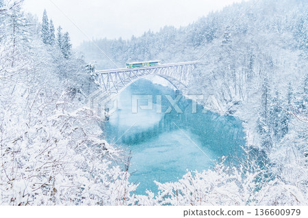 只見線第一隻見川大橋上的雪景 136600979