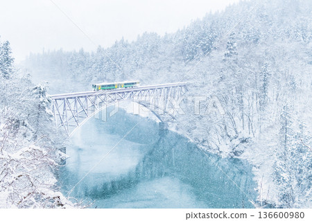 只見線第一隻見川大橋上的雪景 136600980