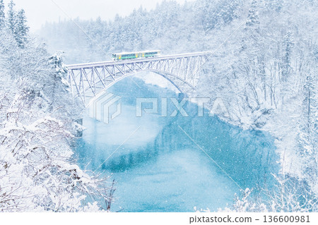 只見線第一隻見川大橋上的雪景 136600981