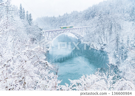 只見線第一隻見川大橋上的雪景 136600984