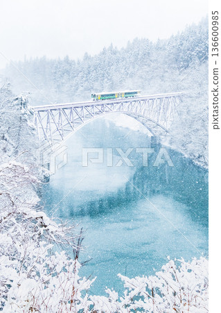 只見線第一隻見川大橋上的雪景 136600985