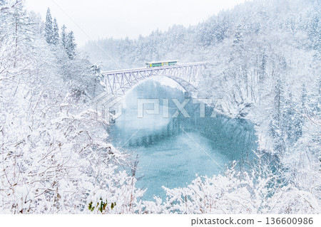 只見線第一隻見川大橋上的雪景 136600986