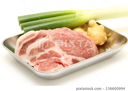 豬肉和香料蔬菜 豬肉和香料蔬菜 136600994