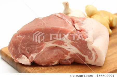 豬肉和香料蔬菜 豬肉和香料蔬菜 136600995