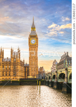 倫敦：日落時的伊麗莎白塔（大笨鐘）。 136601117