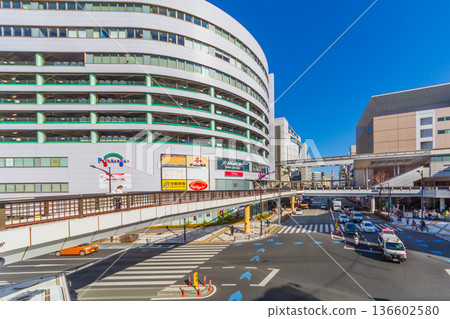東京城市景觀:從多摩單軌電車立川北站往立川北站前的十字路口方向行駛 東京城市景觀:從多摩單軌電車立川北站往立川北站前的十字路口方向行駛 136602580