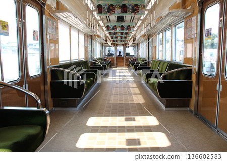 在阪急列車內 在阪急列車內 136602583