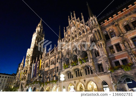 夜幕下的瑪莉恩廣場新市政廳（德國慕尼黑） 136602781