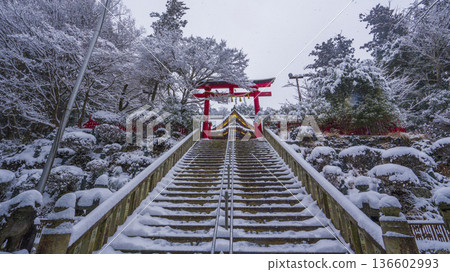 Snowy scenery at the main shrine of Takao-san Yakuo-in Temple 136602993