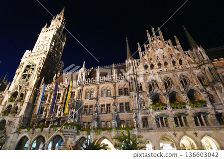 夜幕下的瑪莉恩廣場新市政廳（德國慕尼黑） 136603042