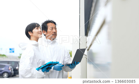 男工人檢查室外機械 136603085