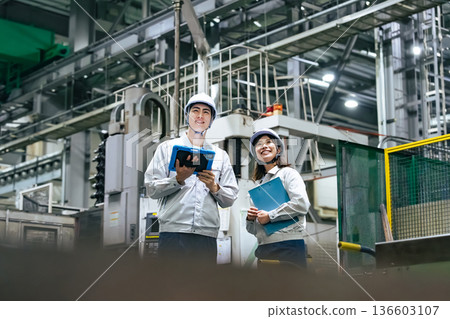 男工和女工用平板電腦檢查工廠機器 136603107