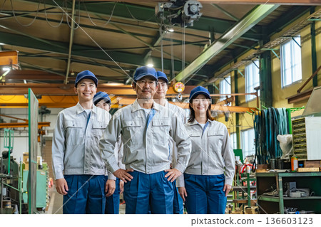 一群工人在工廠排隊 136603123