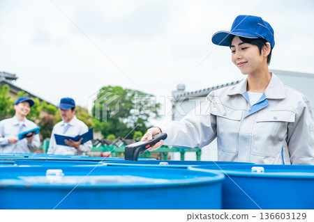 一群工人正在檢查鼓 136603129