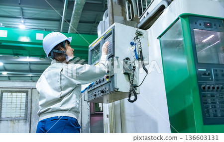 一名女工用平板電腦檢查工廠機器 136603131