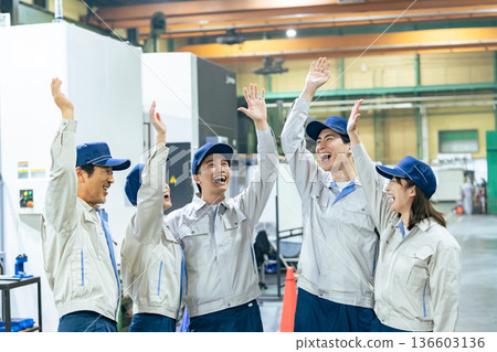工廠裡一群工人站成一個圈 136603136
