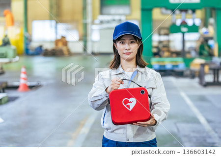 工廠配備 AED 的女工 工廠配備 AED 的女工 136603142