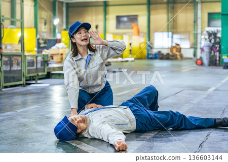 一名女工救出一名在工廠倒下的工人 一名女工救出一名在工廠倒下的工人 136603144
