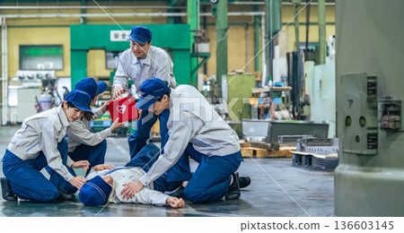 一群人使用 AED 幫助一名在工廠昏倒的工人 一群人使用 AED 幫助一名在工廠昏倒的工人 136603145