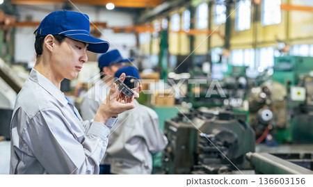 男工人在工廠檢查產品 男工人在工廠檢查產品 136603156
