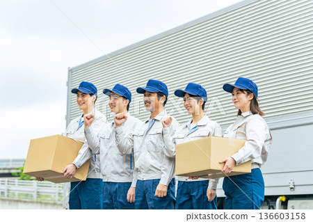 一群工人在卡車前揮舞拳頭 一群工人在卡車前揮舞拳頭 136603158
