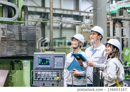 一群工人在工廠工作 136603167