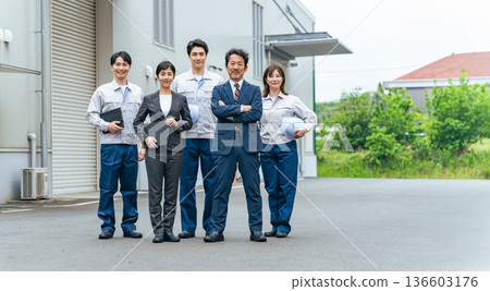 一群公司員工在一棟大樓前排隊 一群公司員工在一棟大樓前排隊 136603176