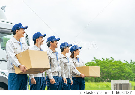 一群送貨人員在一輛卡車前排隊 136603187