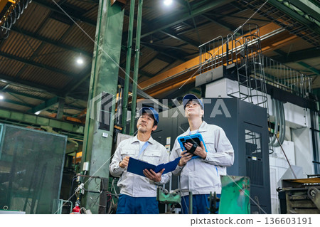一群工人正在視察工廠 一群工人正在視察工廠 136603191