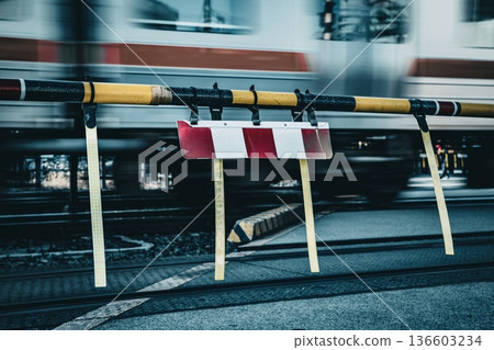鐵路道口欄桿和駛過的列車 136603234
